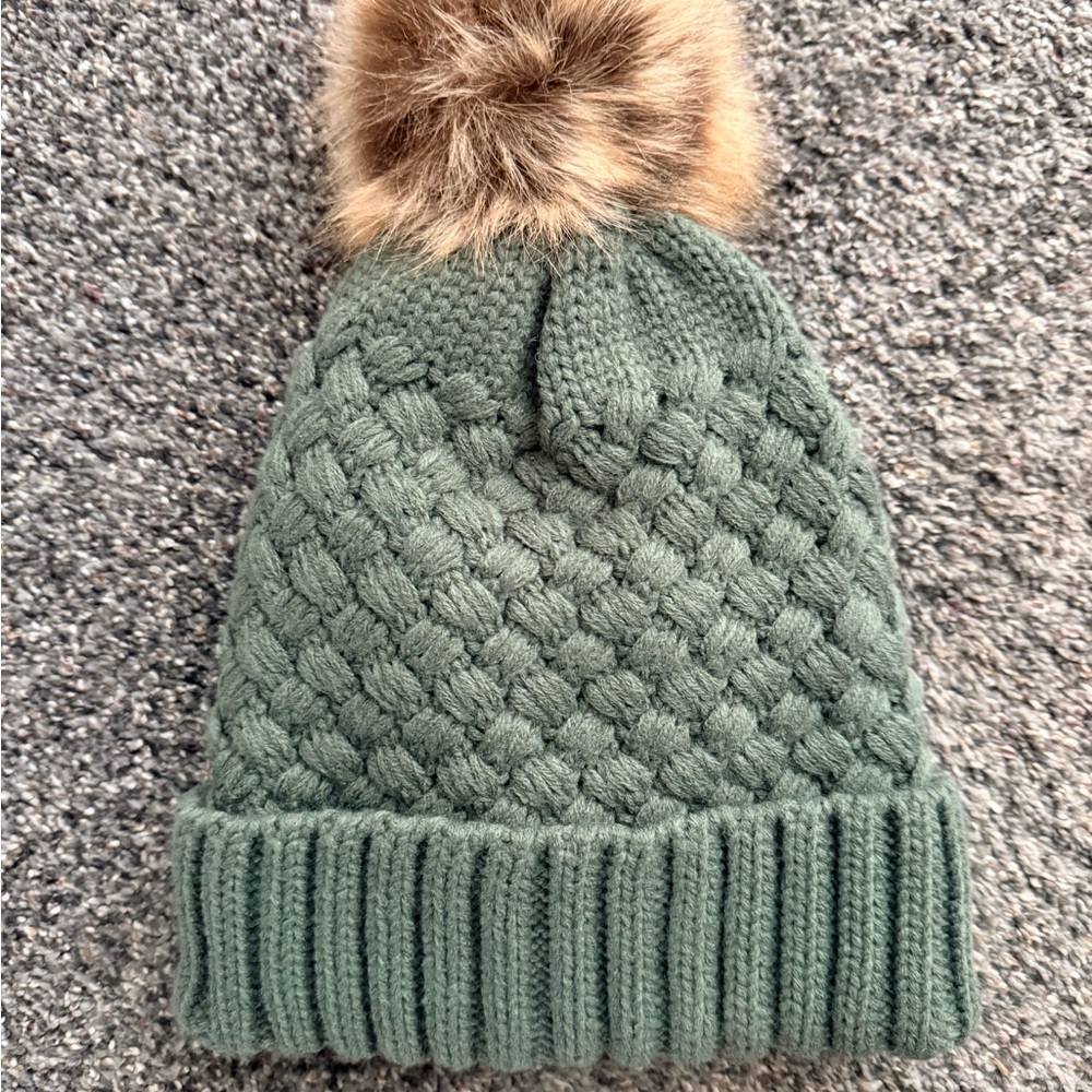 New without tags! Women’s Mountain Warehouse Green knit hat with faux fur pom.